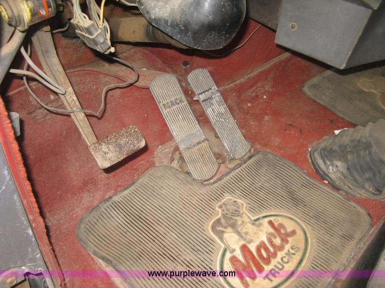 image for item H9410 1985 Mack RW600 Superliner tender truck