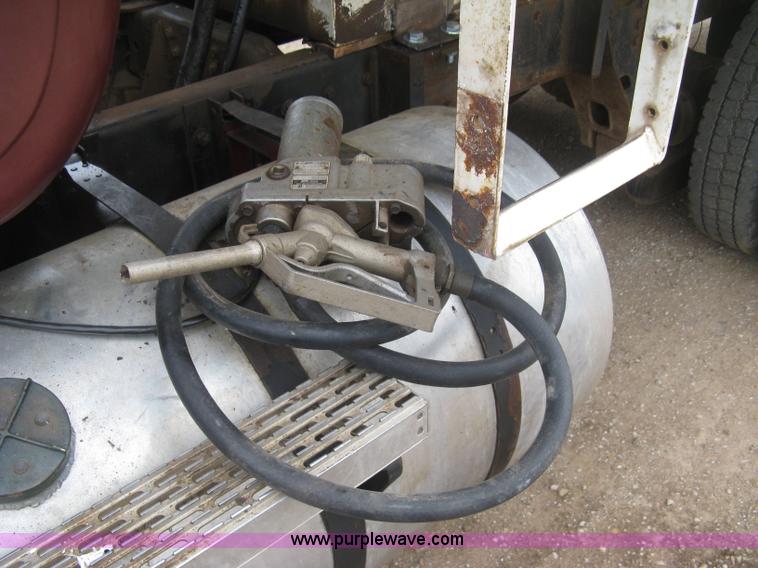 image for item H9410 1985 Mack RW600 Superliner tender truck