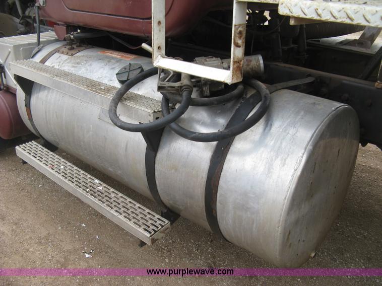 image for item H9410 1985 Mack RW600 Superliner tender truck