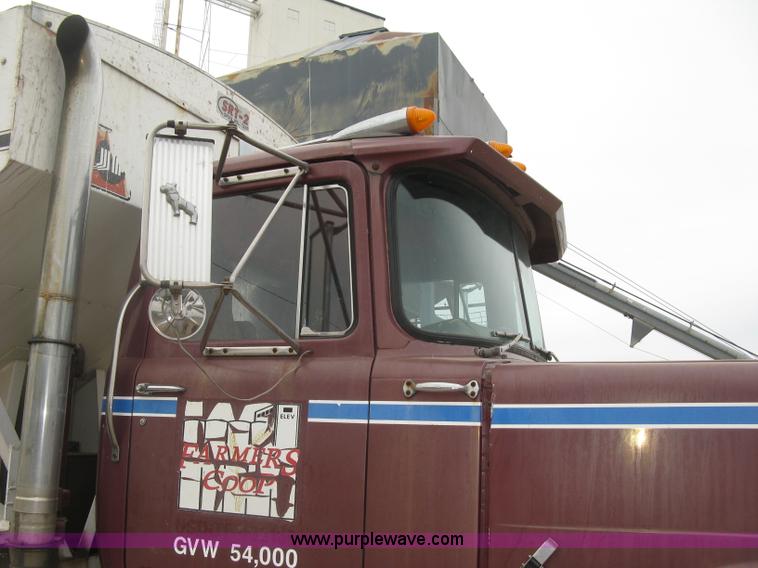 image for item H9410 1985 Mack RW600 Superliner tender truck