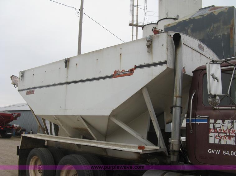 image for item H9410 1985 Mack RW600 Superliner tender truck