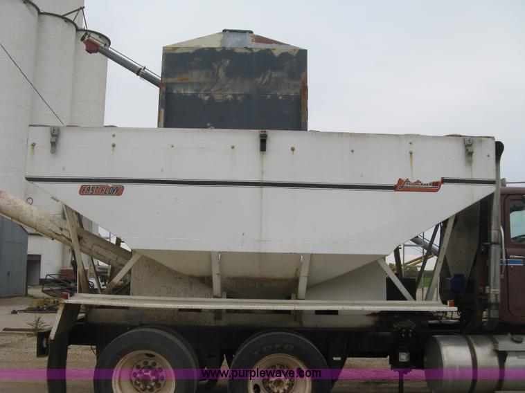 image for item H9410 1985 Mack RW600 Superliner tender truck