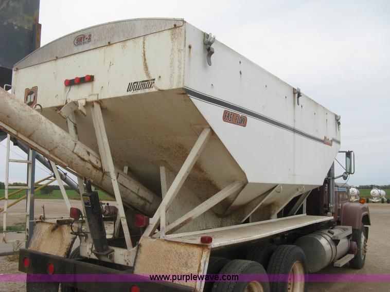 image for item H9410 1985 Mack RW600 Superliner tender truck