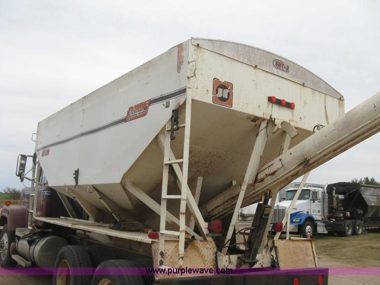 image for item H9410 1985 Mack RW600 Superliner tender truck