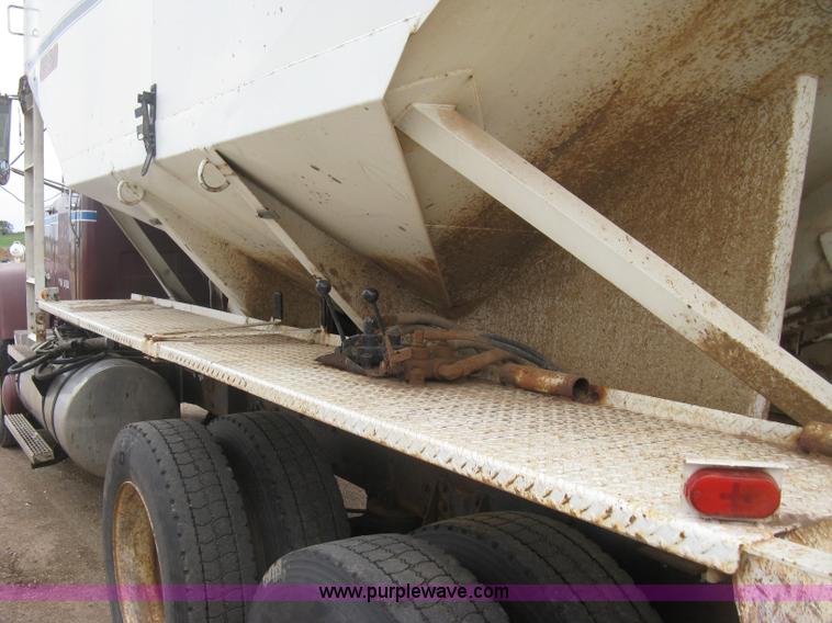 image for item H9410 1985 Mack RW600 Superliner tender truck