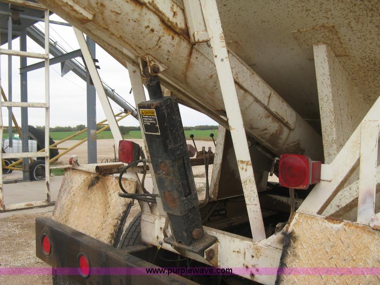 image for item H9410 1985 Mack RW600 Superliner tender truck