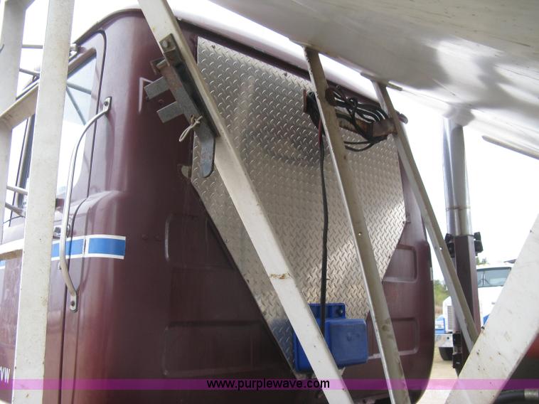 image for item H9410 1985 Mack RW600 Superliner tender truck