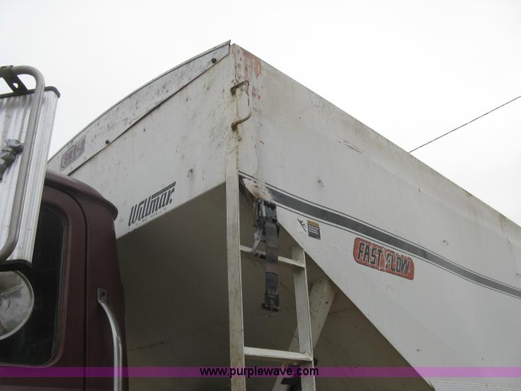 image for item H9410 1985 Mack RW600 Superliner tender truck