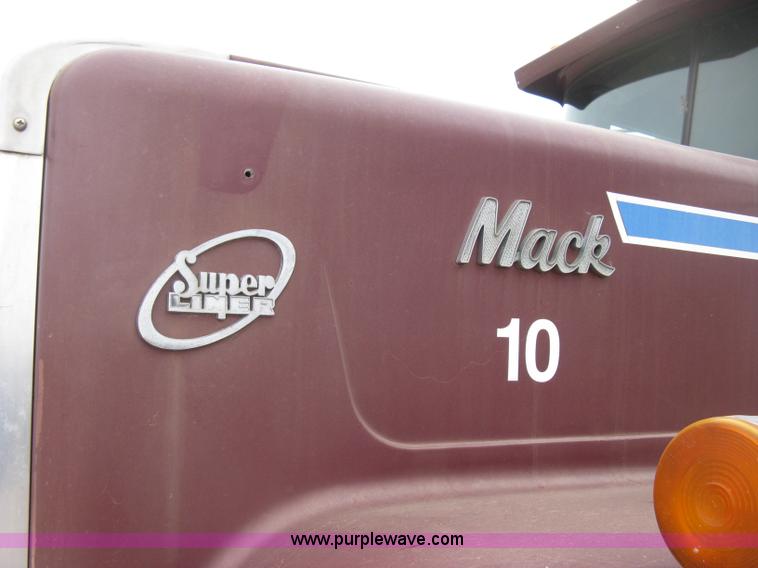 image for item H9410 1985 Mack RW600 Superliner tender truck