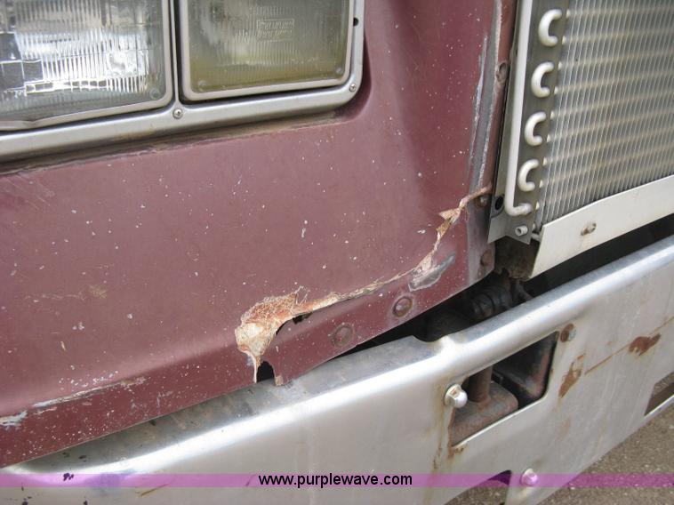 image for item H9410 1985 Mack RW600 Superliner tender truck