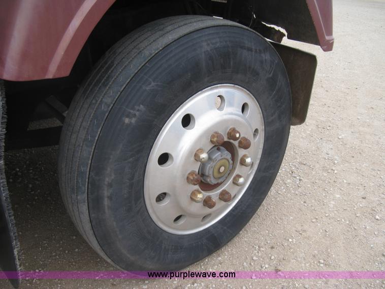 image for item H9410 1985 Mack RW600 Superliner tender truck