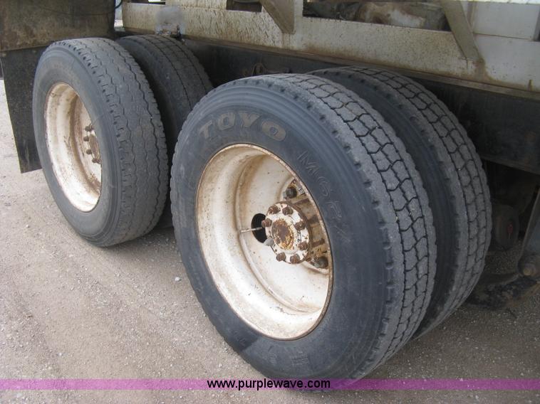 image for item H9410 1985 Mack RW600 Superliner tender truck