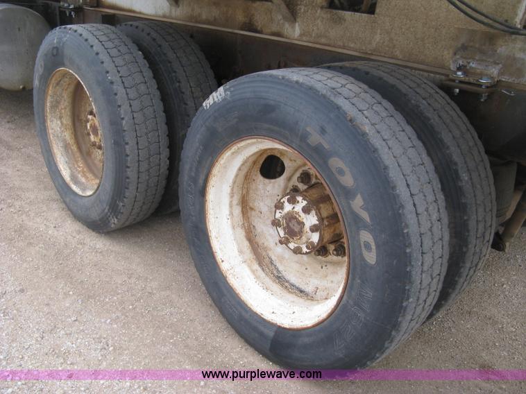 image for item H9410 1985 Mack RW600 Superliner tender truck