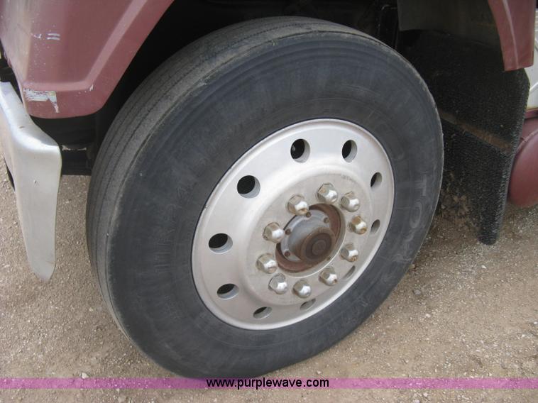 image for item H9410 1985 Mack RW600 Superliner tender truck