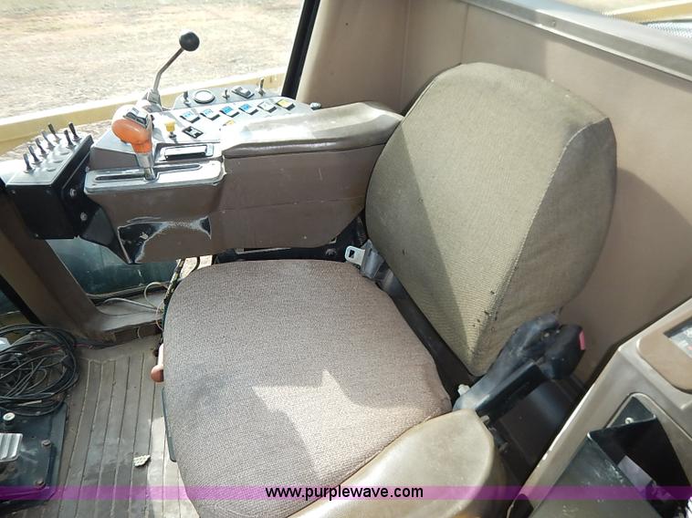 image for item I5228 1999 Ag-Chem RoGator 854 self-propelled sprayer