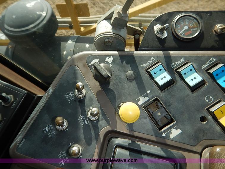 image for item I5228 1999 Ag-Chem RoGator 854 self-propelled sprayer