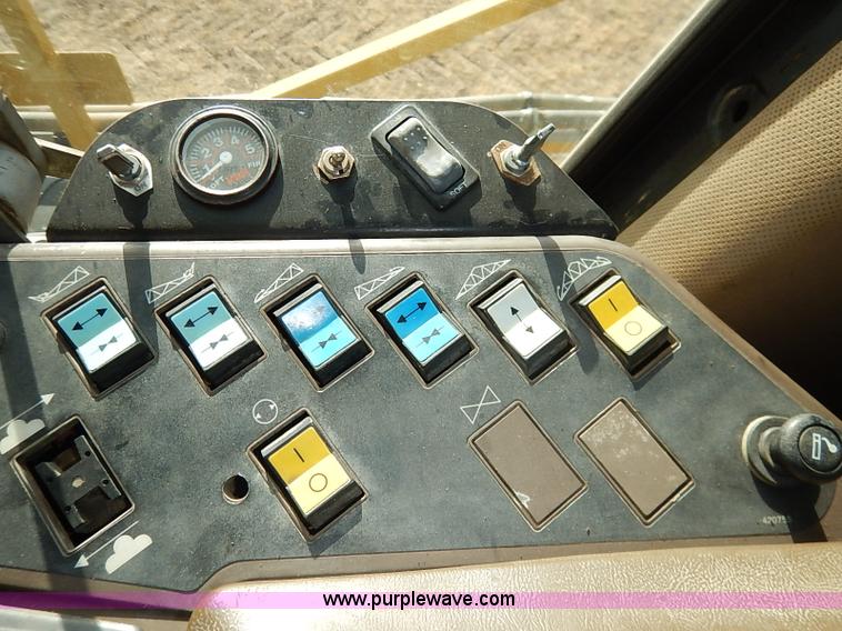 image for item I5228 1999 Ag-Chem RoGator 854 self-propelled sprayer