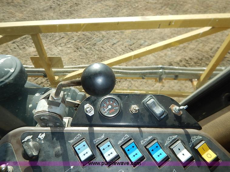 image for item I5228 1999 Ag-Chem RoGator 854 self-propelled sprayer