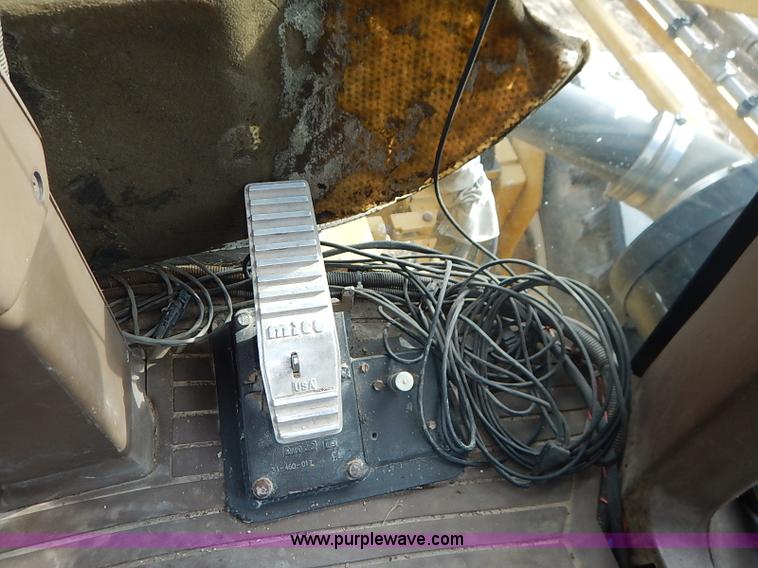 image for item I5228 1999 Ag-Chem RoGator 854 self-propelled sprayer