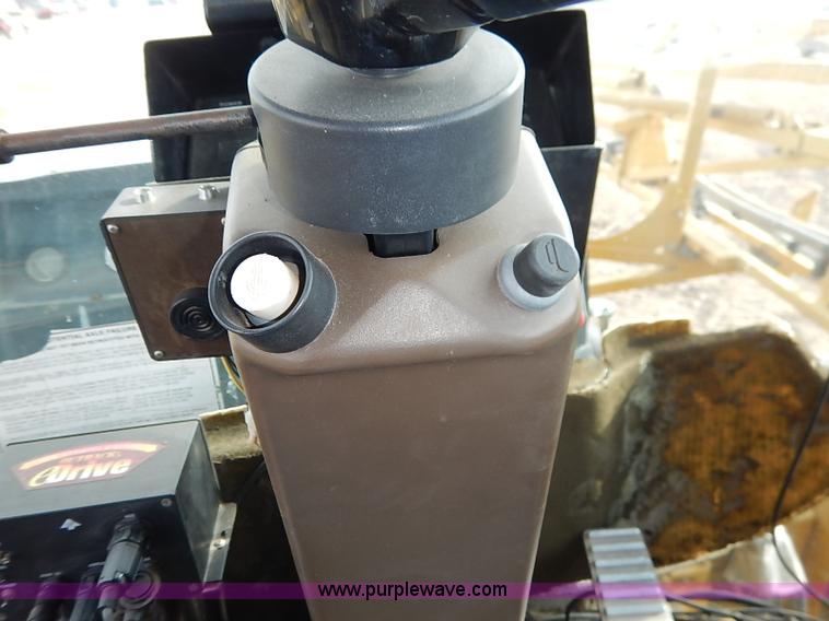 image for item I5228 1999 Ag-Chem RoGator 854 self-propelled sprayer