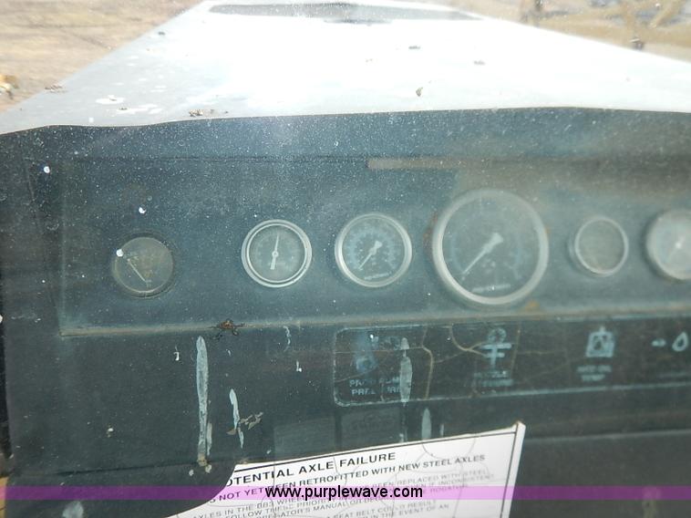 image for item I5228 1999 Ag-Chem RoGator 854 self-propelled sprayer