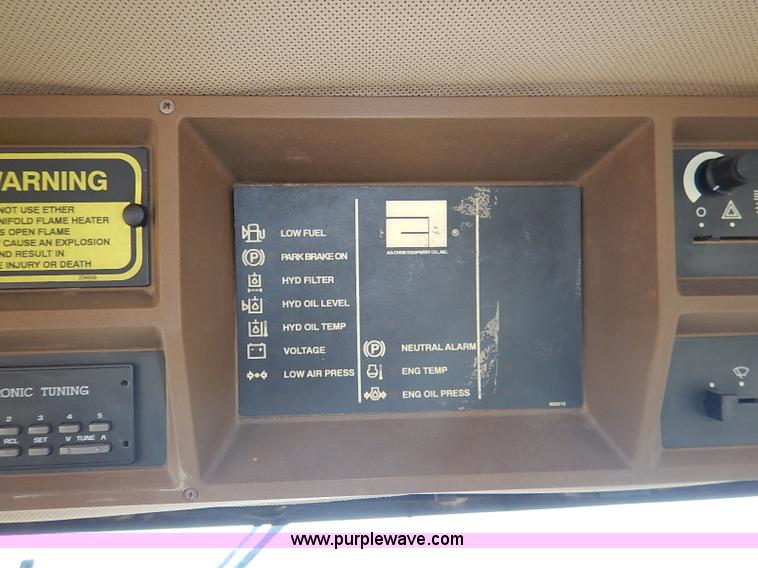 image for item I5228 1999 Ag-Chem RoGator 854 self-propelled sprayer