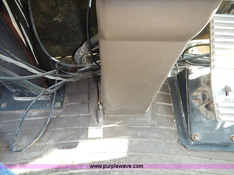 image for item I5228 1999 Ag-Chem RoGator 854 self-propelled sprayer