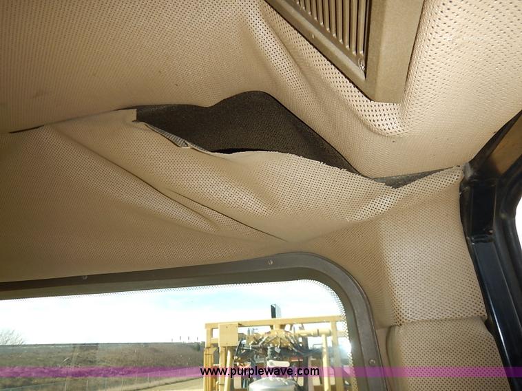 image for item I5228 1999 Ag-Chem RoGator 854 self-propelled sprayer