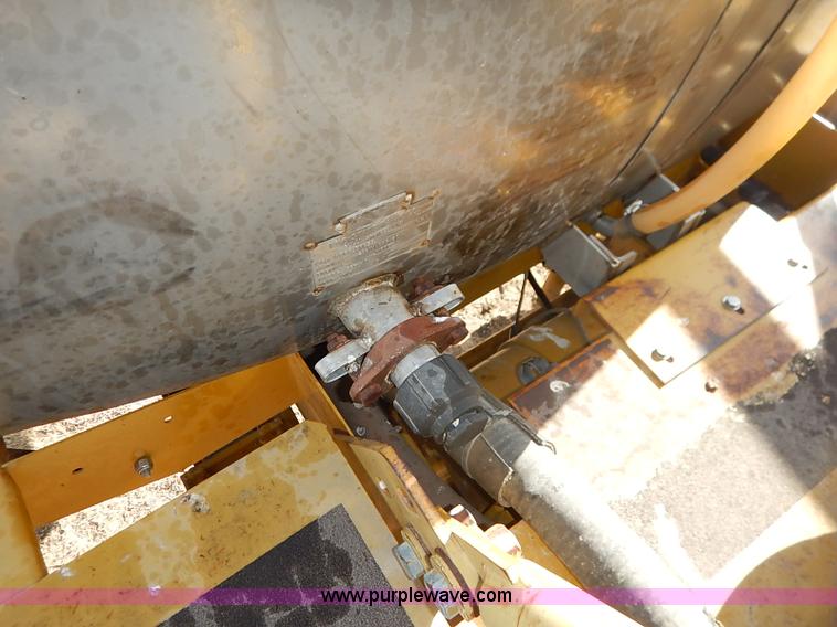 image for item I5228 1999 Ag-Chem RoGator 854 self-propelled sprayer