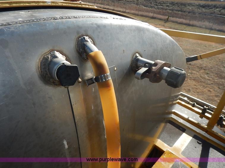 image for item I5228 1999 Ag-Chem RoGator 854 self-propelled sprayer