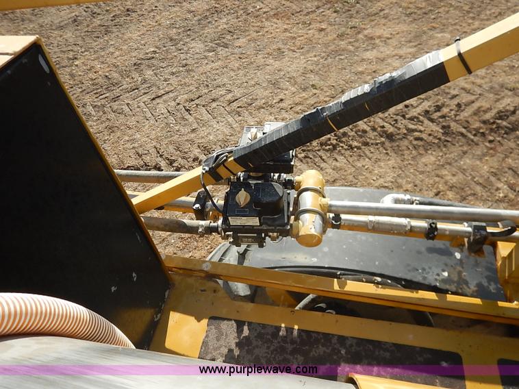 image for item I5228 1999 Ag-Chem RoGator 854 self-propelled sprayer