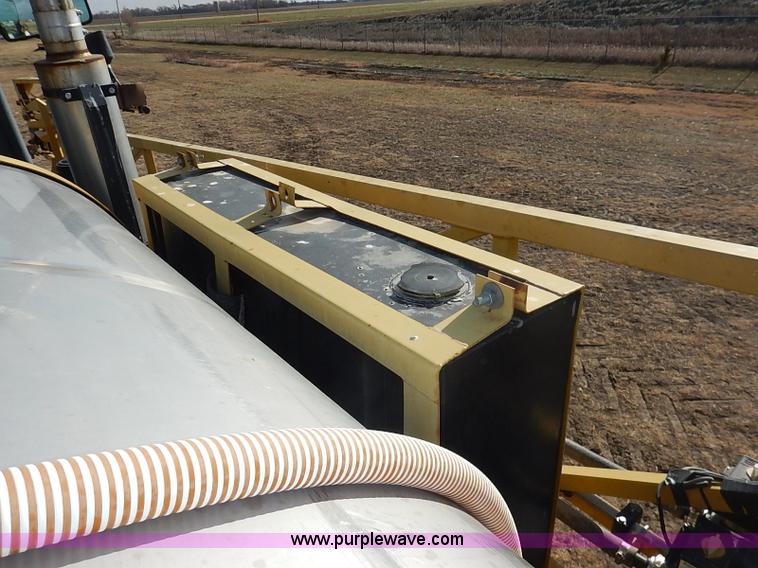 image for item I5228 1999 Ag-Chem RoGator 854 self-propelled sprayer