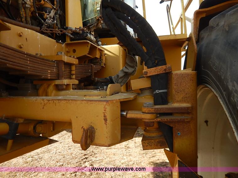 image for item I5228 1999 Ag-Chem RoGator 854 self-propelled sprayer