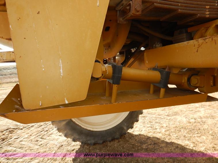 image for item I5228 1999 Ag-Chem RoGator 854 self-propelled sprayer