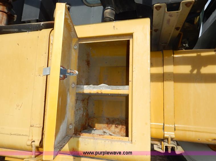 image for item I5228 1999 Ag-Chem RoGator 854 self-propelled sprayer