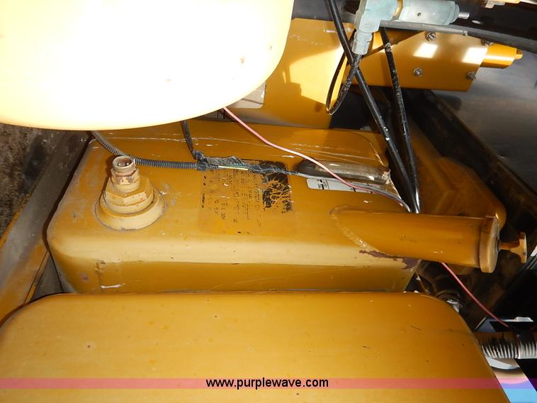 image for item I5228 1999 Ag-Chem RoGator 854 self-propelled sprayer