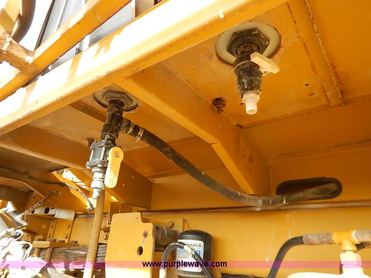 image for item I5228 1999 Ag-Chem RoGator 854 self-propelled sprayer