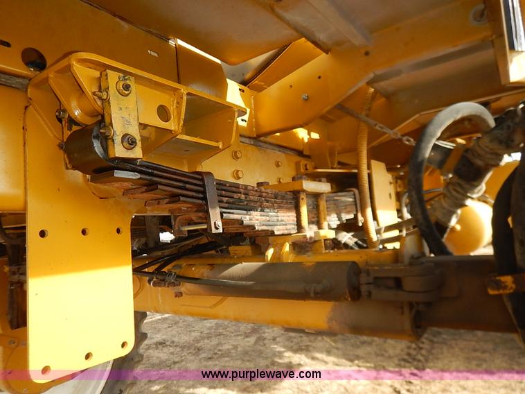 image for item I5228 1999 Ag-Chem RoGator 854 self-propelled sprayer