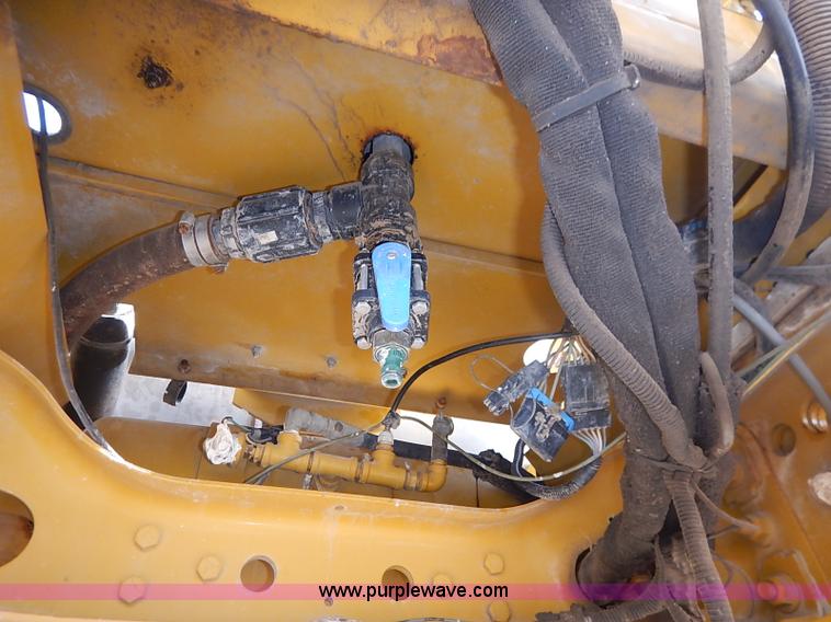 image for item I5228 1999 Ag-Chem RoGator 854 self-propelled sprayer