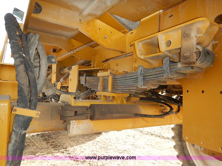 image for item I5228 1999 Ag-Chem RoGator 854 self-propelled sprayer