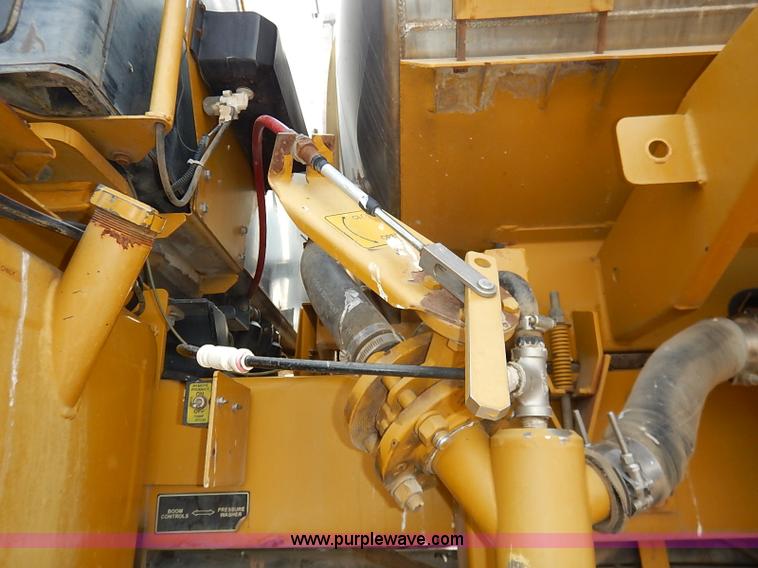 image for item I5228 1999 Ag-Chem RoGator 854 self-propelled sprayer