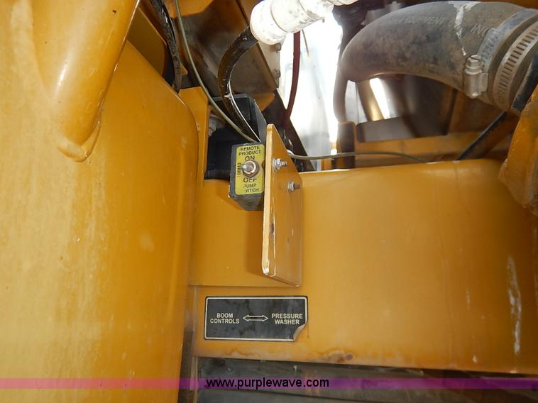 image for item I5228 1999 Ag-Chem RoGator 854 self-propelled sprayer