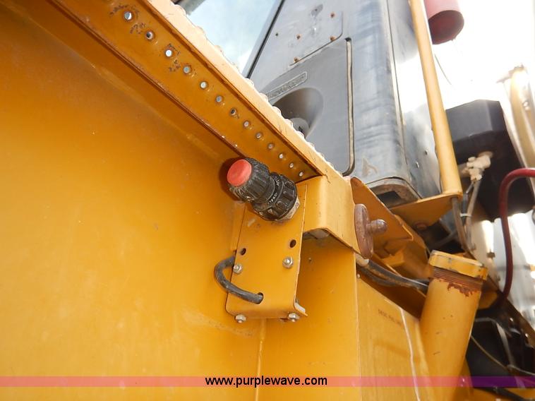 image for item I5228 1999 Ag-Chem RoGator 854 self-propelled sprayer