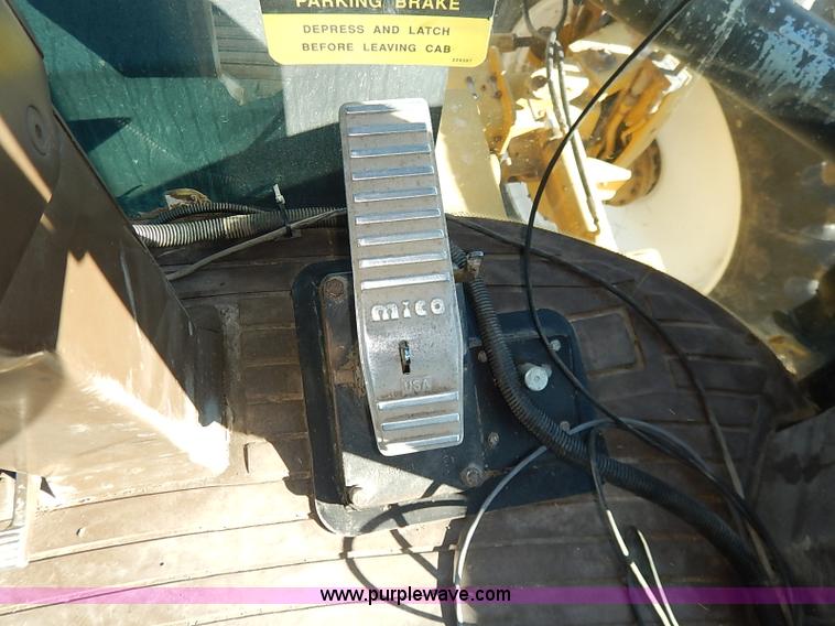 image for item I5229 1995 Ag-Chem RoGator 844 self-propelled sprayer