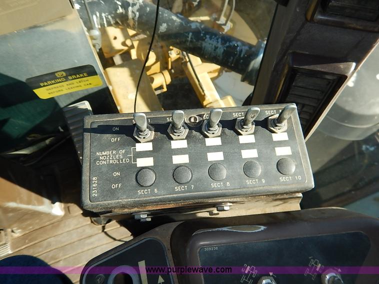 image for item I5229 1995 Ag-Chem RoGator 844 self-propelled sprayer