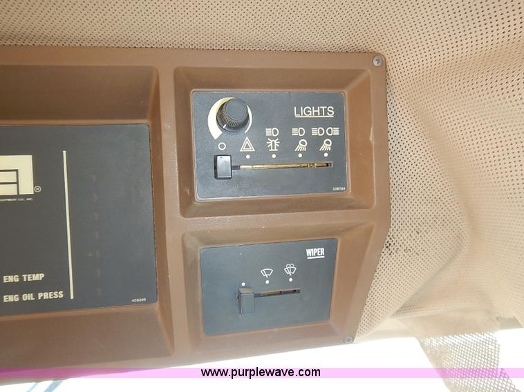 image for item I5229 1995 Ag-Chem RoGator 844 self-propelled sprayer