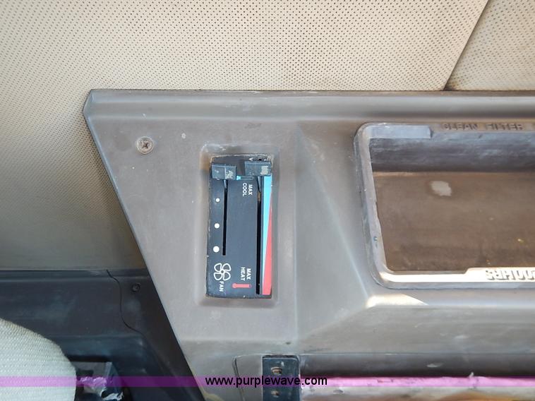 image for item I5229 1995 Ag-Chem RoGator 844 self-propelled sprayer