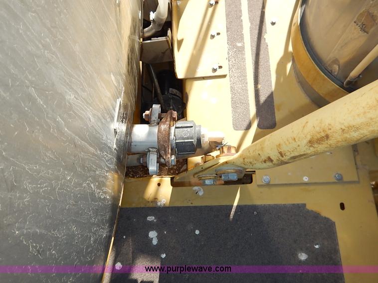 image for item I5229 1995 Ag-Chem RoGator 844 self-propelled sprayer