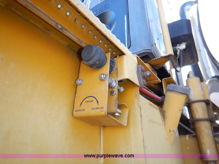 image for item I5229 1995 Ag-Chem RoGator 844 self-propelled sprayer