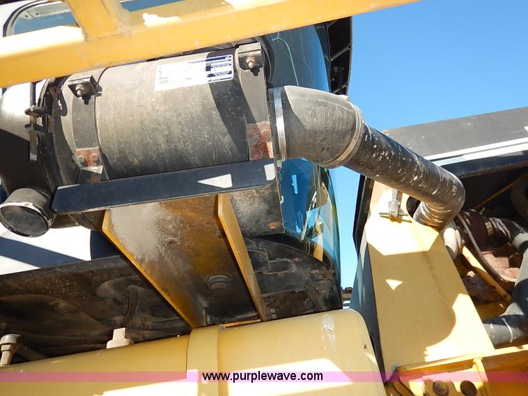 image for item I5229 1995 Ag-Chem RoGator 844 self-propelled sprayer